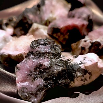 Rhodonite - La Malle Aux Sorcières - pierre brute - lithothérapie - Pierre guérison du cœur 2