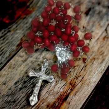 Chapelet religieux - perles en bois ou plastique - boîte ronde avec icône sainte