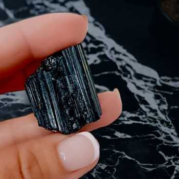 Tourmaline noire - Pierre brute - Lithothérapie en ligne - Vertus spirituelles de la Tourmaline