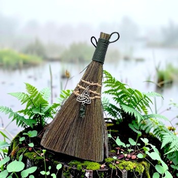 Balai de Sorcière Triquetra & Aventurine | La Malle Aux Sorcières
